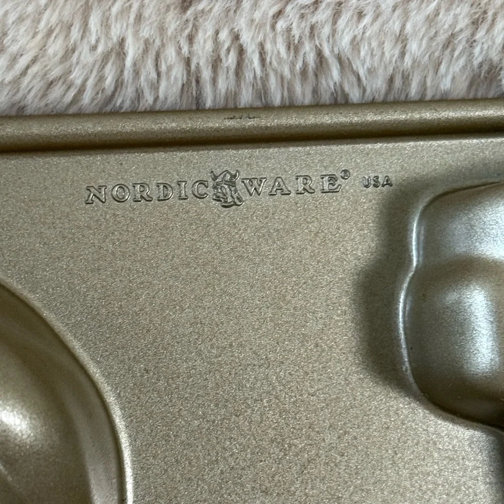 Nordic Ware 10 Cup‎ Santa Claus Cast Aluminum Cake Pan Platinum Collection